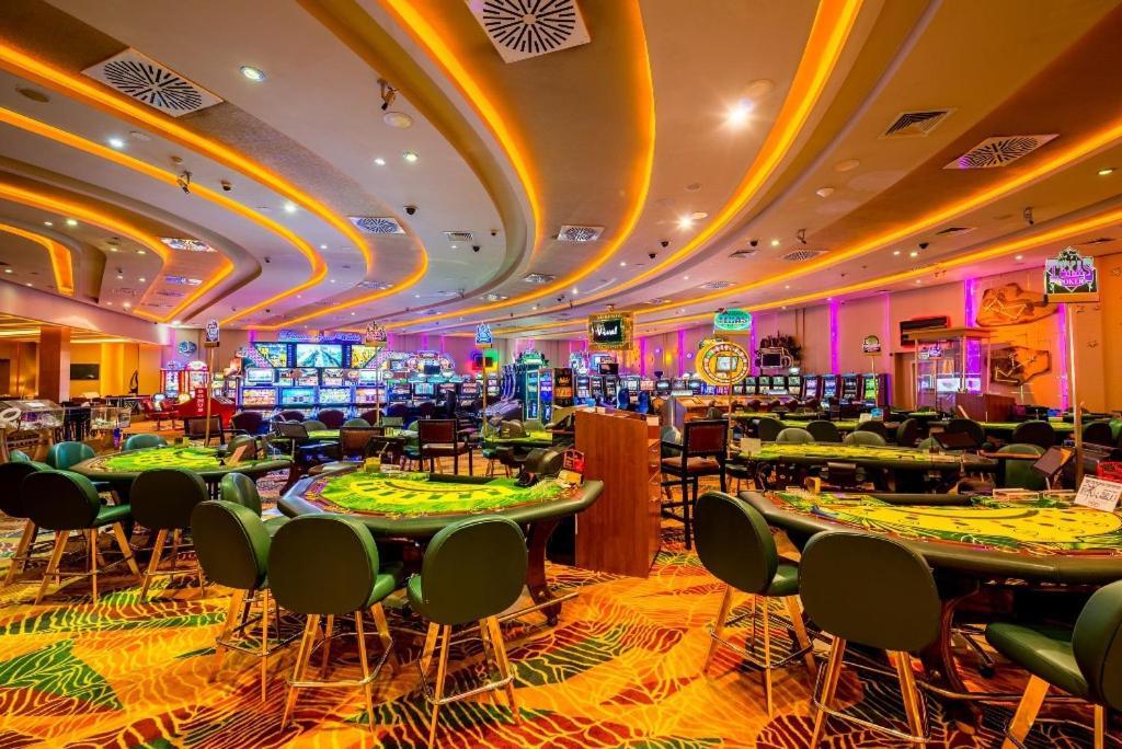 Vuni Palace Premium Hotel & Spa & Casino Beachfront Location ! Kyrenia  Exteriör bild
